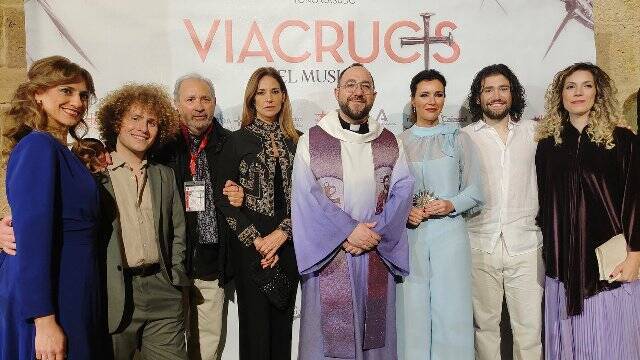 Toño Casado con los actores de "Vía Crucis. El musical". 