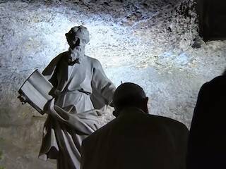 Francisco rezó en la gruta de San Pablo