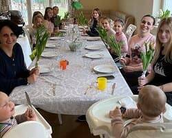 La familia polaca, junto a las dos ucranianas compartiendo mesa / Opus Dei