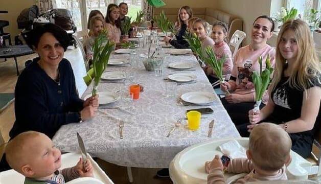 La familia polaca, junto a las dos ucranianas compartiendo mesa / Opus Dei