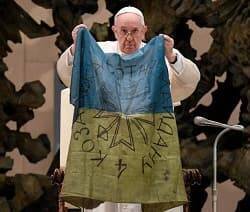 El Papa muestra una bandera de Ucrania de Bucha