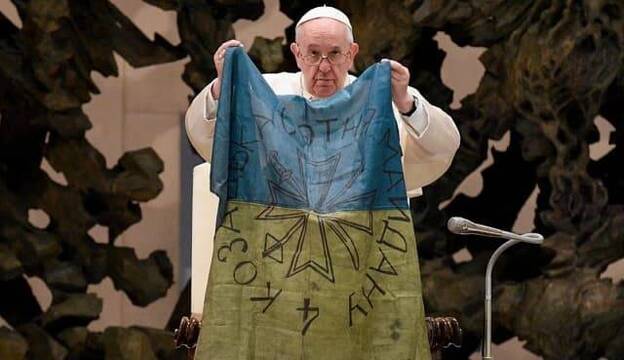 El Papa muestra una bandera de Ucrania de Bucha