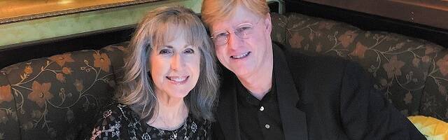 Loren y Stewart en una foto celebrando 43 años de casados... esta Pascua de 2022 se hacen católicos