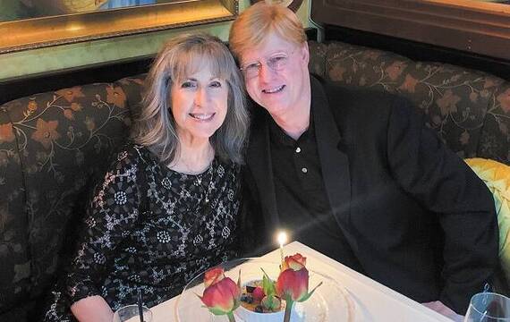 Loren y Stewart en una foto celebrando 43 años de casados... esta Pascua de 2022 se hacen católicos