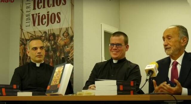 De izquierda a derecha, los sacerdotes Jesús Sánchez y Federico Highton y el historiador Alberto Bárcena.