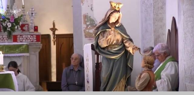 LA imagen de la Virgen con la hoz en la iglesia de Porzus, una aparición en defensa del domingo y contra la blasfemia