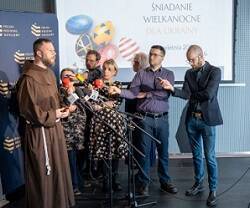 Hoteleros y responsables de Cáritas Polonia anuncian un desayuno especial de Pascua ortodoxa en hoteles para los refugiados ucranianos