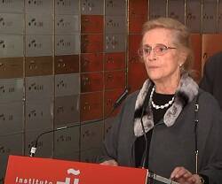 La poetisa Maria Victoria Atencia en la cripta de cajas del tiempo del Instituto Cervantes