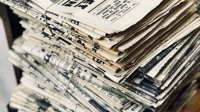 Pila de periódicos.