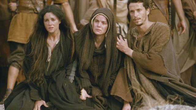 La Virgen, San Juan y María Magdalena a los pies de la Cruz en 'La Pasión' de Mel Gibson.