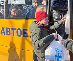 Desde Zaporozhya, Cáritas Mariúpol reparte paquetes de alimentos y recursos a los civiles que huyen del frente