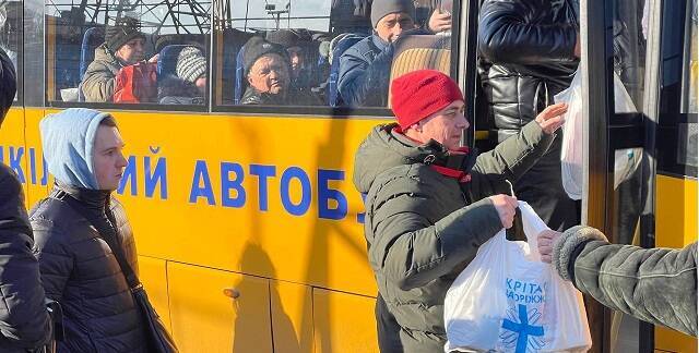 Desde Zaporozhya, Cáritas Mariúpol reparte paquetes de alimentos y recursos a los civiles que huyen del frente