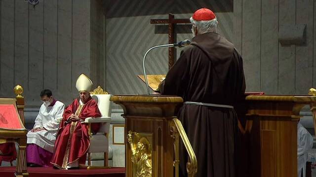 Cantalamessa predica ante el Papa.