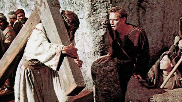 Charlton Heston ve pasar a Jesús camino del Calvario en 'Ben Hur'.