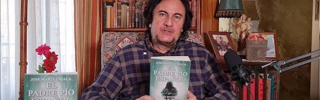 José María Zavala, con un ejemplar de su libro 