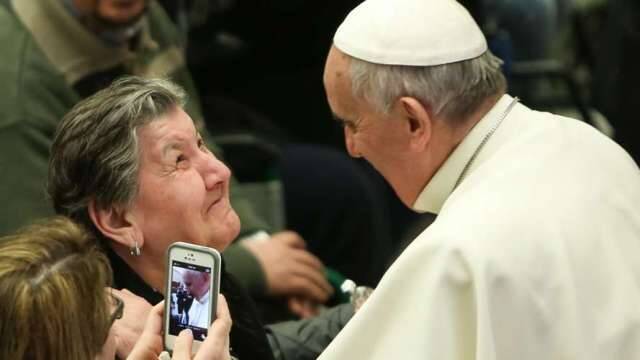 El Papa Francisco abraza a una anciana. 