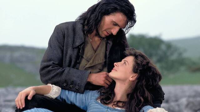 Ralph Fiennes (Heathcliff) y Juliette Binoche (Catherine), en la versión de "Cumbres borrascosas" dirigida en 1992 por Peter Kosminsky.