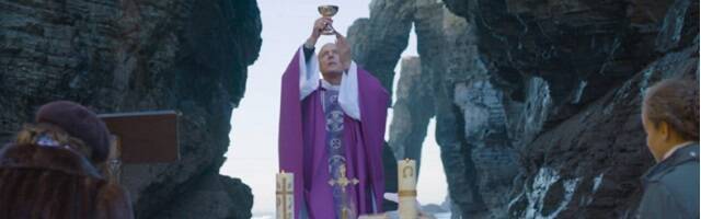 El padre Manglano celebra misa en El beso de Dios... en la playa de As Catedrais