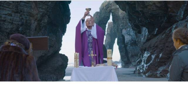 El padre Manglano celebra misa en El beso de Dios... en la playa de As Catedrais