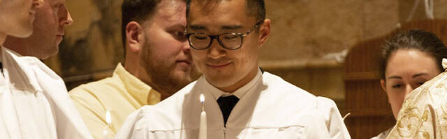 Kent Shi, feliz tras recibir el sacramento del bautismo.