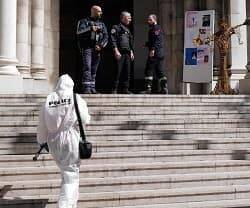 Policías en la iglesia de Niza atacada