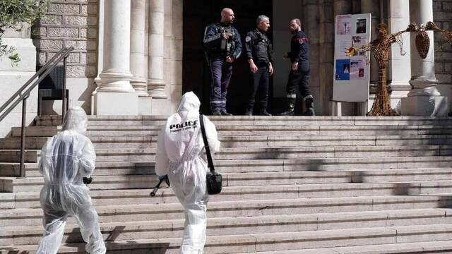 Policías en la iglesia de Niza atacada
