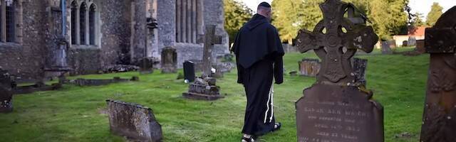 Un monje pasea por el santuario de Walsingham.