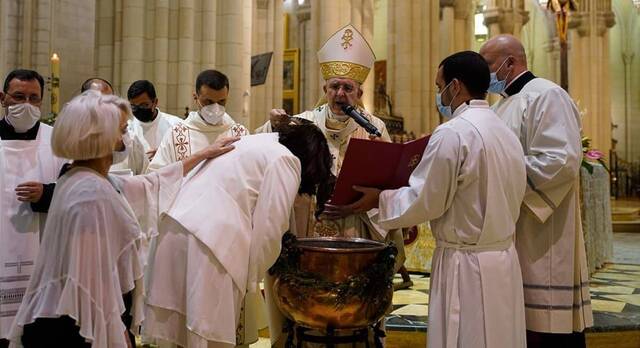 Ailyn recibió el bautismo en la catedral de la Almudena de Madrid en la pasada Vigilia Pascual / Fotos: Luis Millán