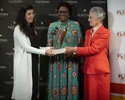 Su Alteza Real Teresa de Borbón y Mary Carmen Muiños, de Pierre Fabre Ibérica, entregan el Premio Harambee a Franca Ovadje