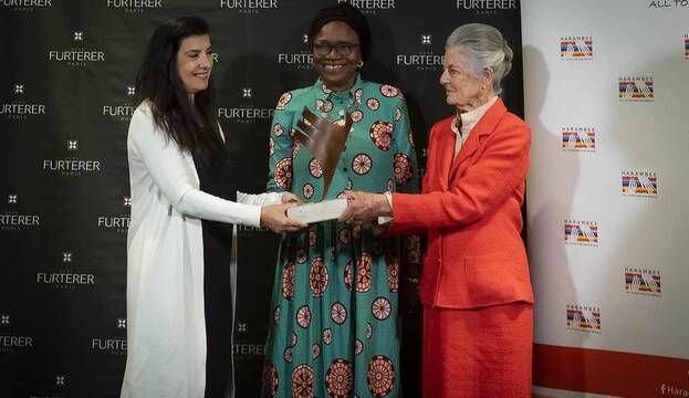 Su Alteza Real Teresa de Borbón y Mary Carmen Muiños, de Pierre Fabre Ibérica, entregan el Premio Harambee a Franca Ovadje