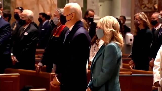 Joe Biden y su esposa Jill en una iglesia.
