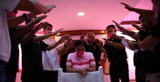 Sacerdotes rezan por la candidata Leni Robredo en la parroquia de San Agustín en Pinamalayan, Oriental Mindoro