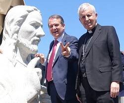 El alcalde de Vigo, el obispo Quintero y la presidenta de la diputación provincial con las piezas del Cristo de A Guia
