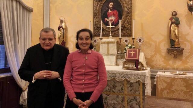 El cardenal Raymond Burke, junto con Gianna Emanuela -la hija de santa Gianna Beretta Molla-. 