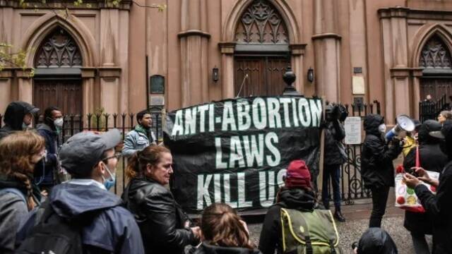 Decenas de abortistas hostigan una iglesia de Manhattan el pasado 7 de mayo.