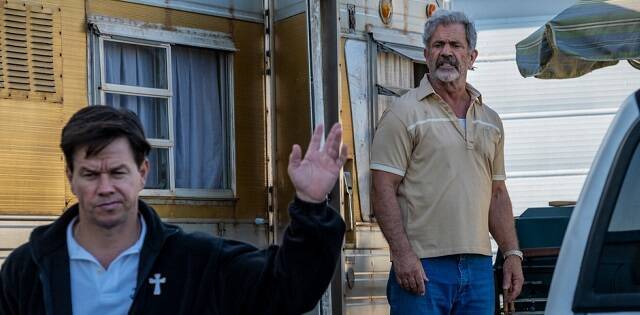 Mel Gibson y Mark Wahlberg, dos tipos duros católicos de Hollywood, en la historia del padre Stu y su familia herida