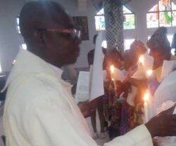 El sacerdote Joseph Aketeh Bako.