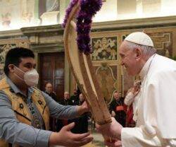 El Papa Francisco con un indígena.