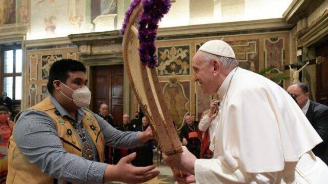 El Papa Francisco con un indígena.