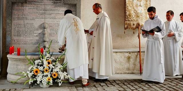 Cada año se bendice de nuevo la fuente de San isidro a la que acuden muchos madrileños