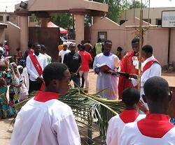 Exterior de la nigeriana catedral de Sokoto - vallada- en Domingo de Ramos de 2022