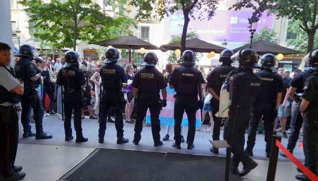 Policías frente a la librería