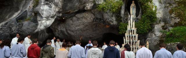 Peregrinos ante la Virgen de Lourdes.