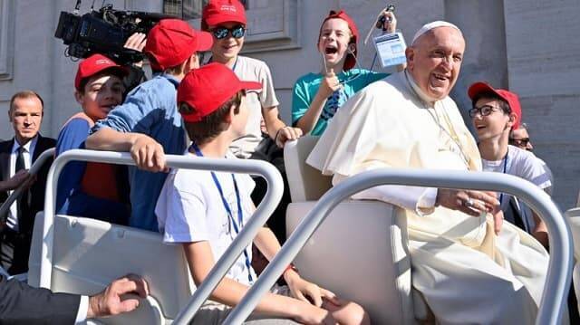 El Papa Francisco, con varios niños en el Papamóvil