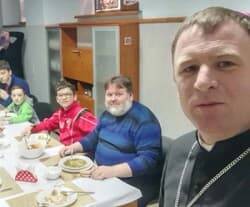 El obispo de Járkov, comiendo con feligreses en un búnker / ACN
