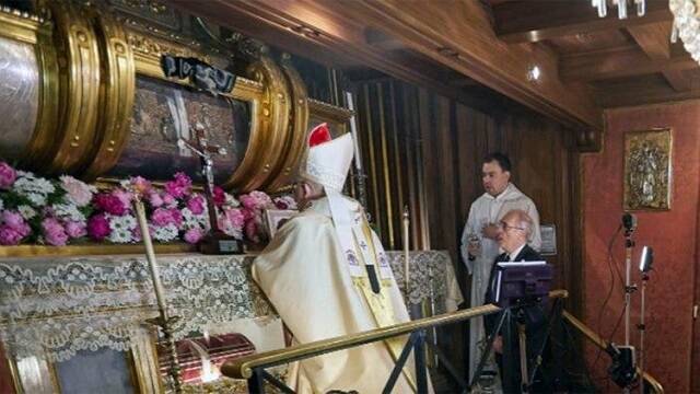 El cardenal Osoro reza ante los restos de San Isidro