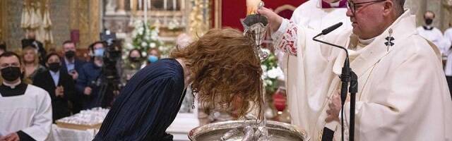 Alisa Iordan recibe el bautismo en la catedral de Malta de manos del arzobispo Scicluna