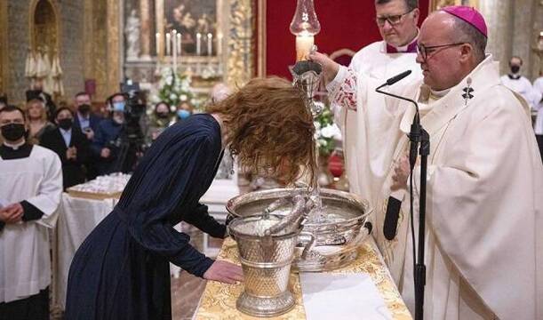 Alisa Iordan recibe el bautismo en la catedral de Malta de manos del arzobispo Scicluna