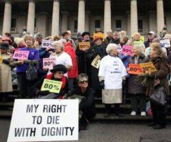 Ancianos protestan por la eutanasia.