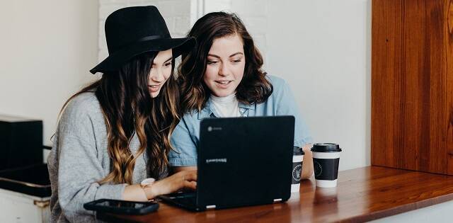 Dos chicas estudiantes ante un portátil